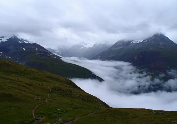 Вид на туристическую тропу у Маттерхорна в Швейцарских Альпах — стоковое фото