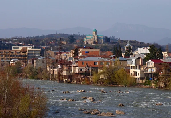 De kerk in de buurt van Tbilisi, Georgië — Stockfoto