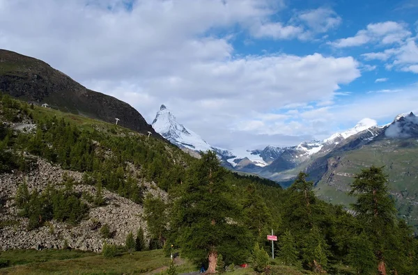 Veduta del sentiero turistico vicino al Cervino nelle Alpi svizzere — Foto Stock