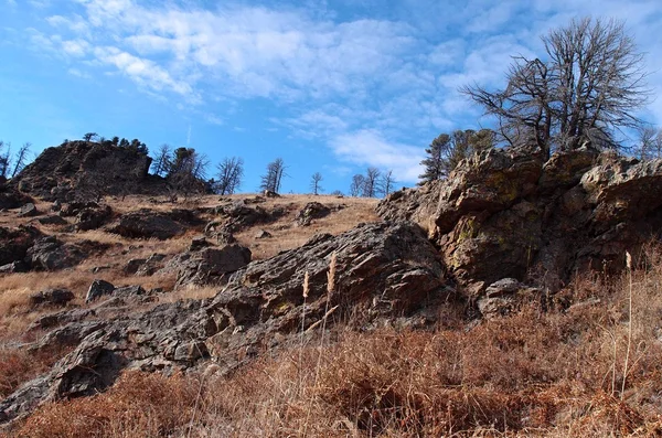 Colline e rocce in autunno vicino alla città di Ulanbatar, Mongolia — Foto Stock