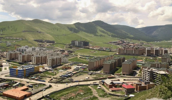 Nieuwe gebouwen in de hoofdstad Ulaanbaatar, Mongolia — Stockfoto