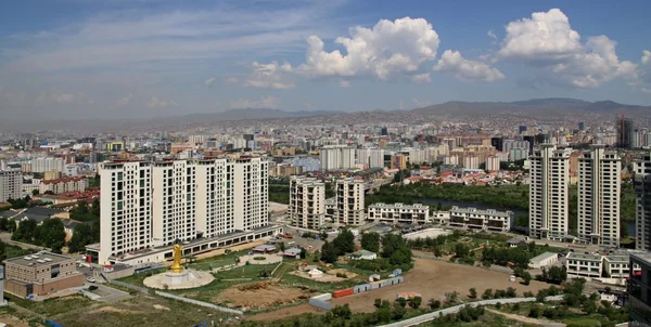 Nieuwe gebouwen in de hoofdstad Ulaanbaatar, Mongolia — Stockfoto