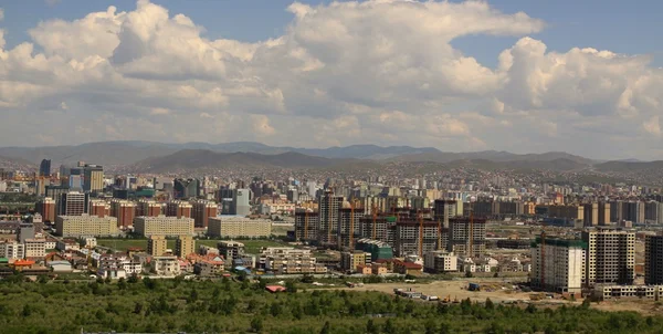 Nieuwe gebouwen in de hoofdstad Ulaanbaatar, Mongolia — Stockfoto