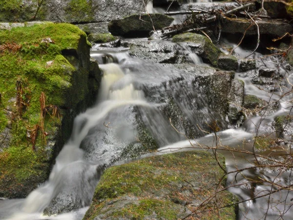 Piccola cascata con rocce — Foto Stock