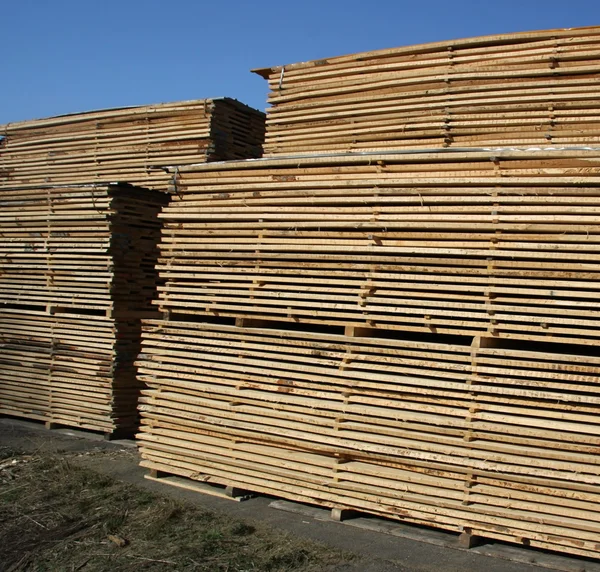 Un almacén de madera y tablones —  Fotos de Stock