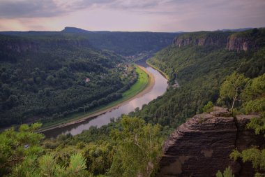 ve nehir Elbe kumtaşı kaya