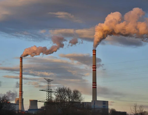 Gün batımında elektrik santrali