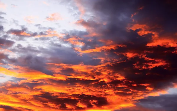 Schöne Farben Sonnenuntergang Himmel. Stockbild