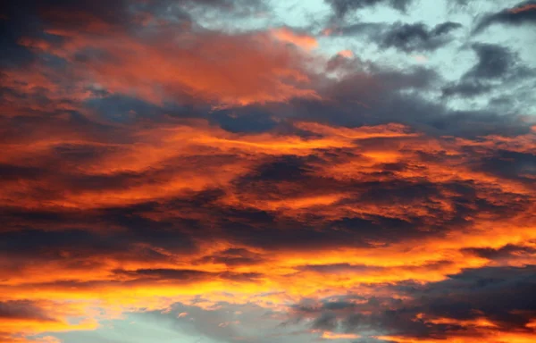 Schöne Farben Sonnenuntergang Himmel. Stockfoto