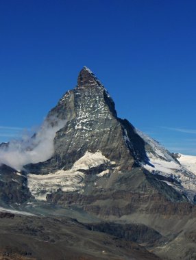 Matterhorn manzarasına sahip dağ iz