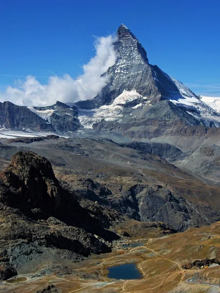 Dağ yolundan Matterhorn manzarasına sahip