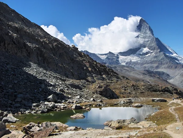 Trial estrada e vista do Matterhorn e belo lago — Fotografia de Stock
