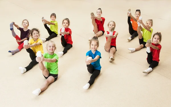 Niños activos felices en el gimnasio — Foto de Stock