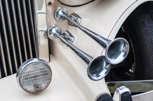 Scheinwerfer und Hupe des Retro-Autos — Stockfoto