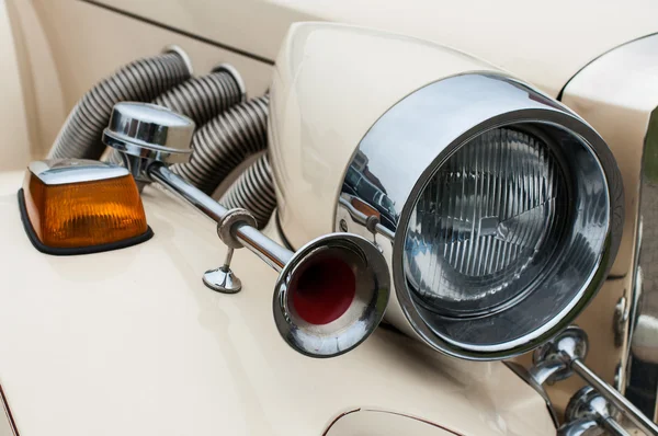 Scheinwerfer und Hupe des Retro-Autos — Stockfoto