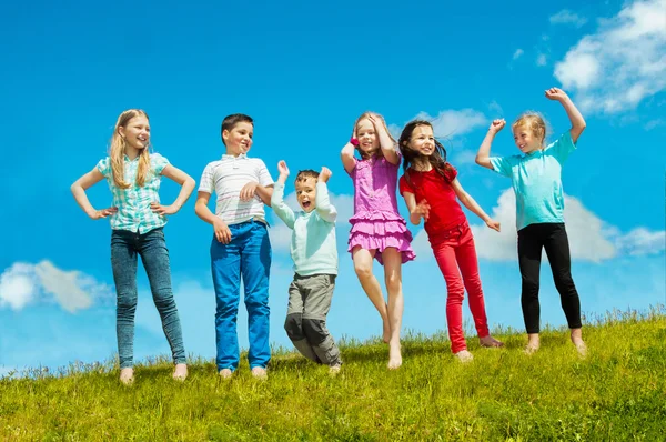 Gelukkige actieve kinderen buiten — Stockfoto