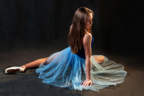 Joven bailarina romántica posando — Foto de Stock