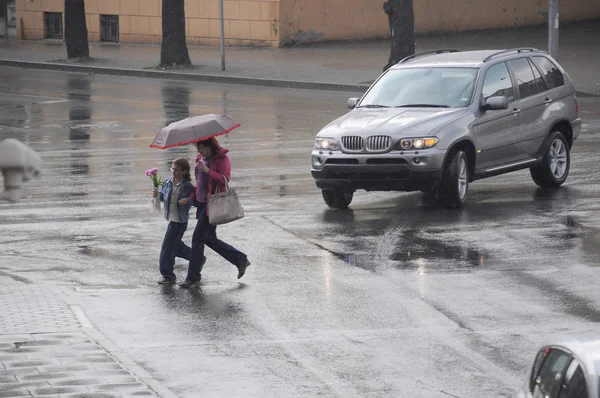 雨の日に道路を横断 — ストック写真