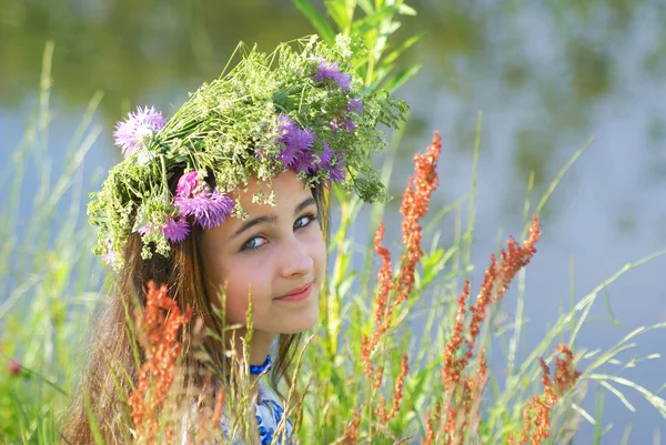Chica joven con guirnalda de flores — Foto de Stock