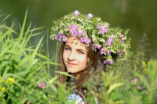 Giovane ragazza con ghirlanda di fiori — Foto Stock