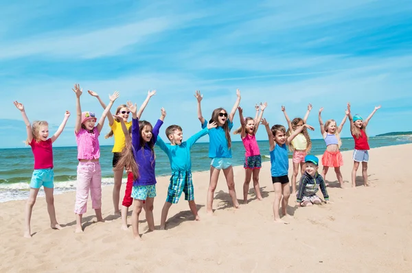 Bambini felici attivi sulla spiaggia — Foto Stock