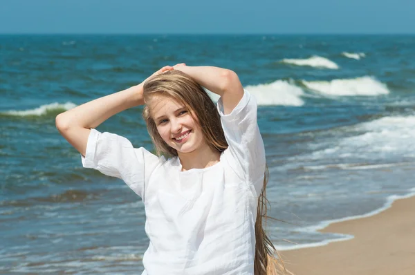 Giovane donna in vacanza in spiaggia — Foto Stock