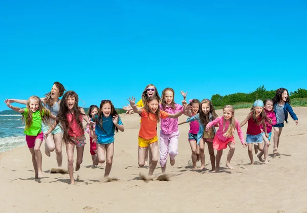 Happy children running on the beach — Stock Photo, Image