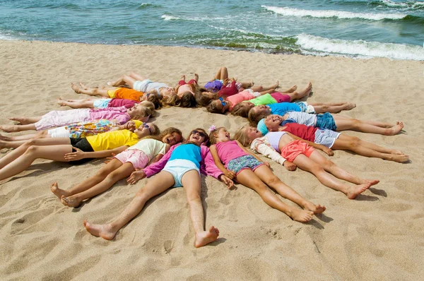 Crianças felizes na praia — Fotografia de Stock