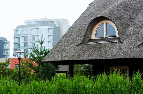 Maisons en rondins avec un toit en roseau gros plan — Photo