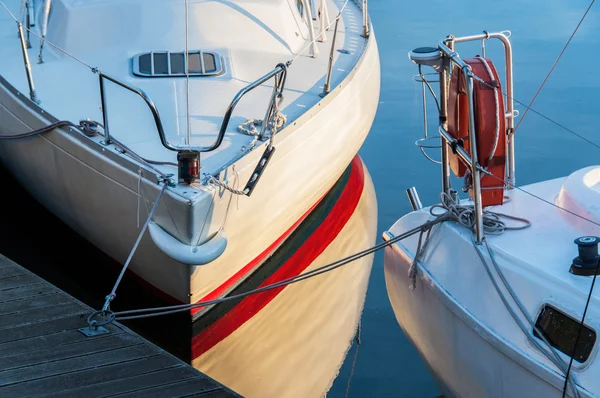 Båtar förtöjda i yacht harbor. — Stockfoto