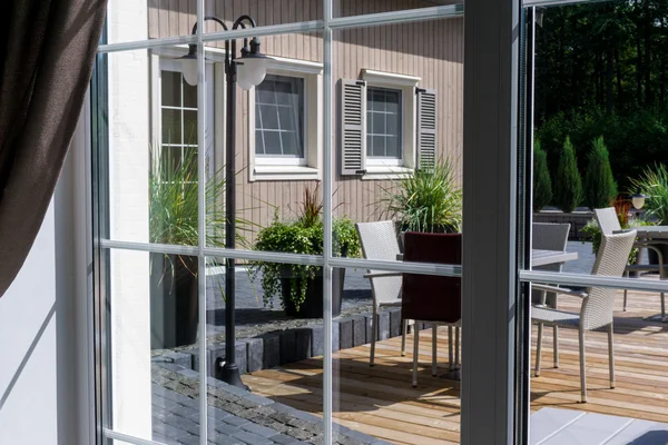 Vista de dentro para o moderno terraço do pátio de verão — Fotografia de Stock