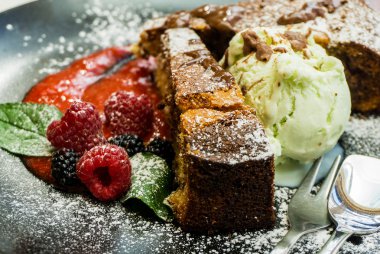 Pasta dondurma ve meyve ile