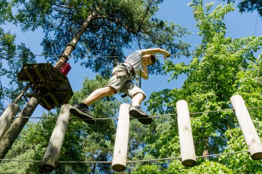 Teleferik parkta çocuk
