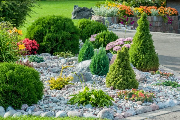 Landscaped flower garden — Stock Photo, Image