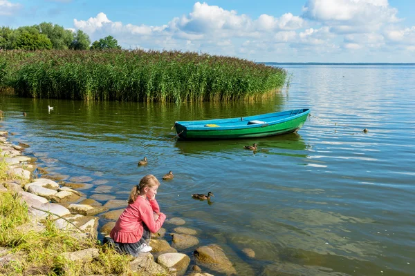 Krásná dívka u jezera — Stock fotografie