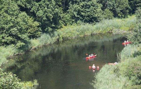 小さな川と緑の森の風景 カヌーで川の夏の旅 人々はボート 平和的な自然シーン — ストック写真