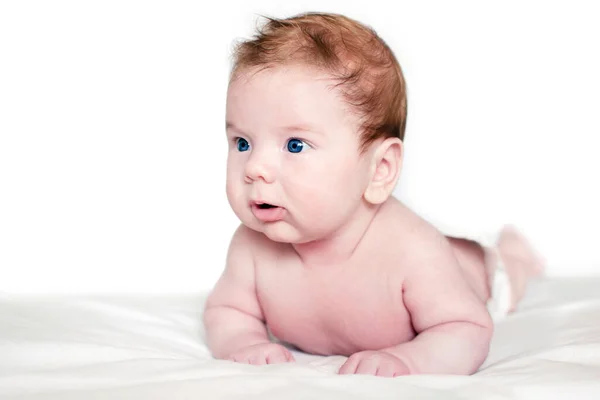 Яркий Портрет Симпатичного Трехмесячного Малыша Лежащего Белом Одеяле Милый Новорожденный — стоковое фото