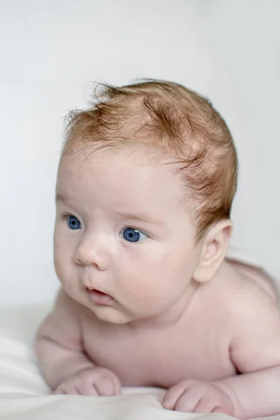 Brillante Retrato Lindo Bebé Meses Acostado Sobre Una Manta Blanca — Foto de Stock