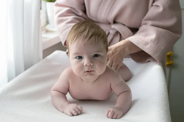 母親は新生児に腹マッサージをする 朝の保育ルーチン 小児科 幼児の概念 — ストック写真