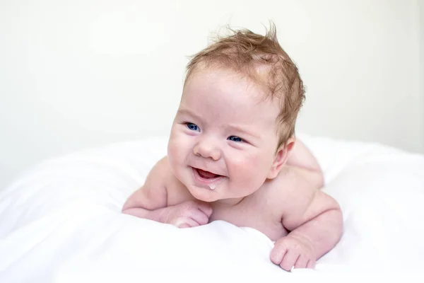 Śmiejący Się Chłopiec Śliniący Się Portret Zdrowego Zadbanego Miesięcznego Dziecka — Zdjęcie stockowe