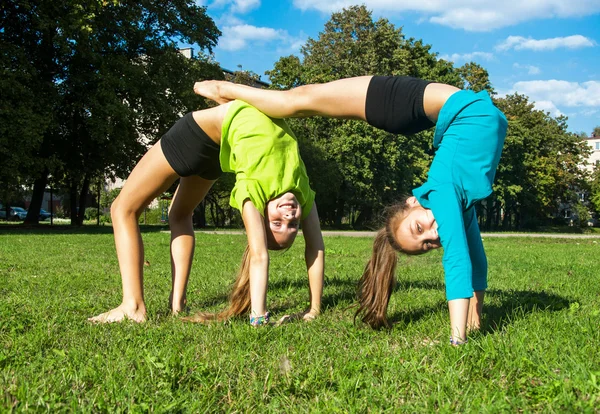 Девушки делают упражнения на открытом воздухе — стоковое фото
