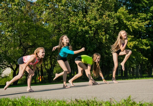 Niños felices corriendo —  Fotos de Stock