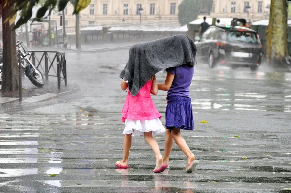 Crianças sob a chuva — Fotografia de Stock