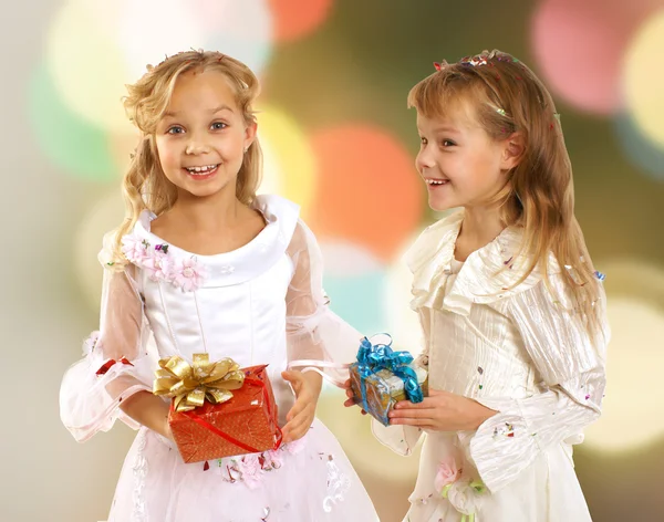 Happy adorable little girls with gift box — Stock Photo, Image