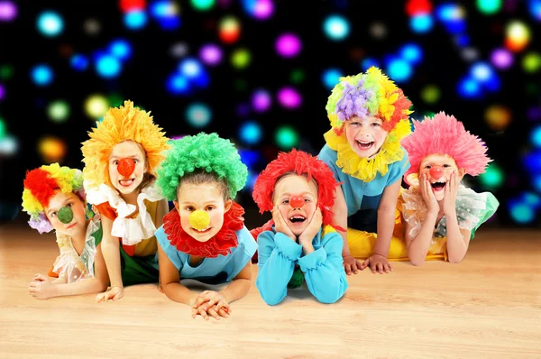 Смешные клоуны на вечеринке — стоковое фото