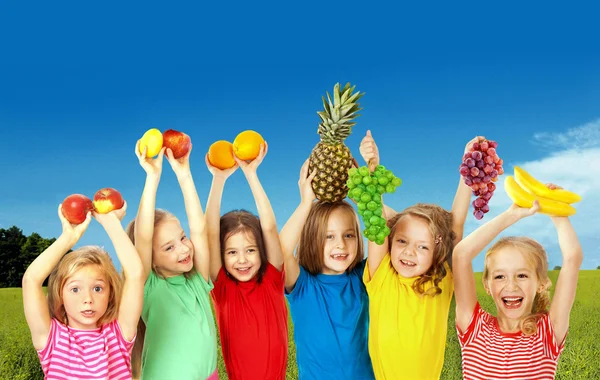 Enfants heureux avec des fruits — Photo