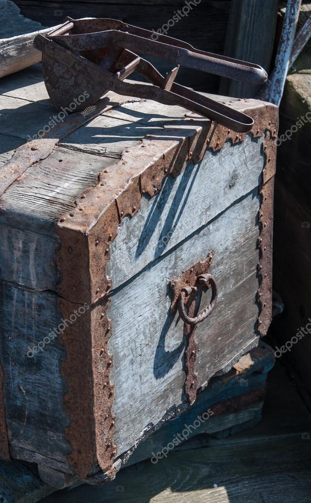 Closeup viejo baúl vintage — Fotos de Stock © Katkov #67027965