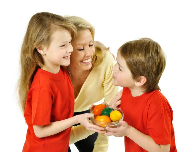 Famille avec oeufs de Pâques — Photo