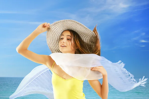 Szczęśliwa młoda dziewczyna na plaży — Zdjęcie stockowe