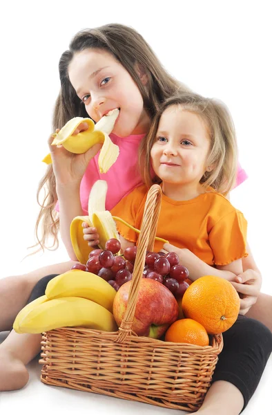 De gelukkige kinderen met mandje met fruit — Stockfoto